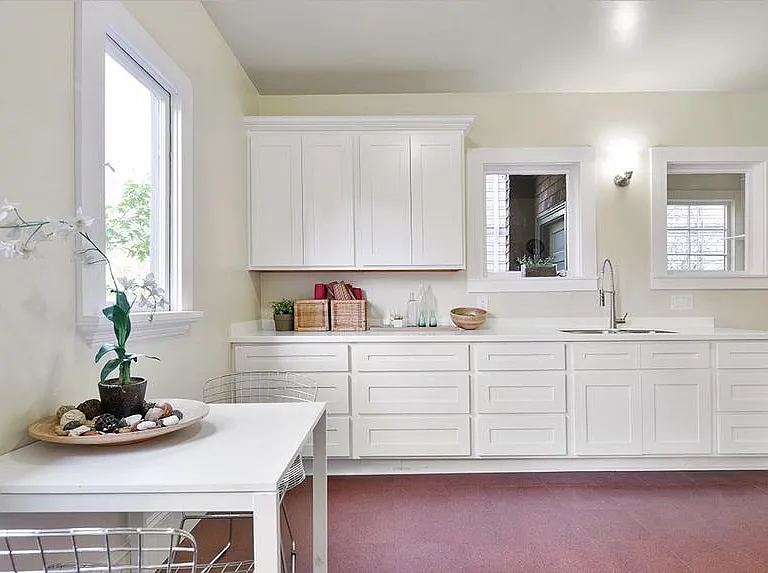 Kitchen, upgraded w/new flooring