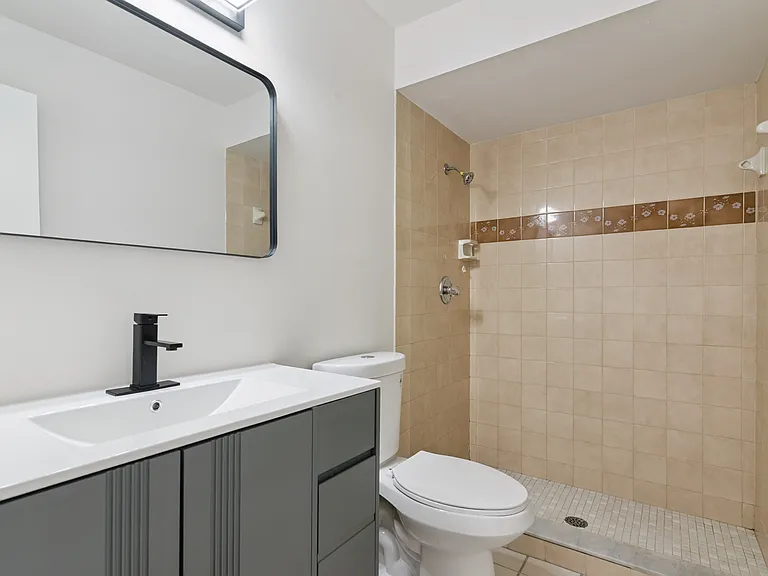 145 E Towne Pl — Photo 17
