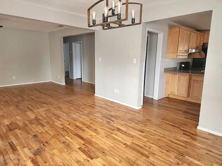 1700 S Avenue B — Photo 7