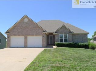 170 Willis Dr, Tonganoxie, KS 66086