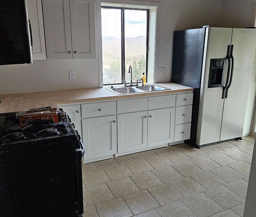 Recently renovated kitchen w/ full size appliances.