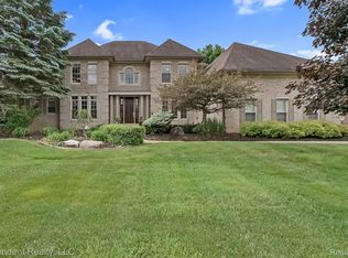 3475 N Century Oak Cir, Oakland, MI 48363