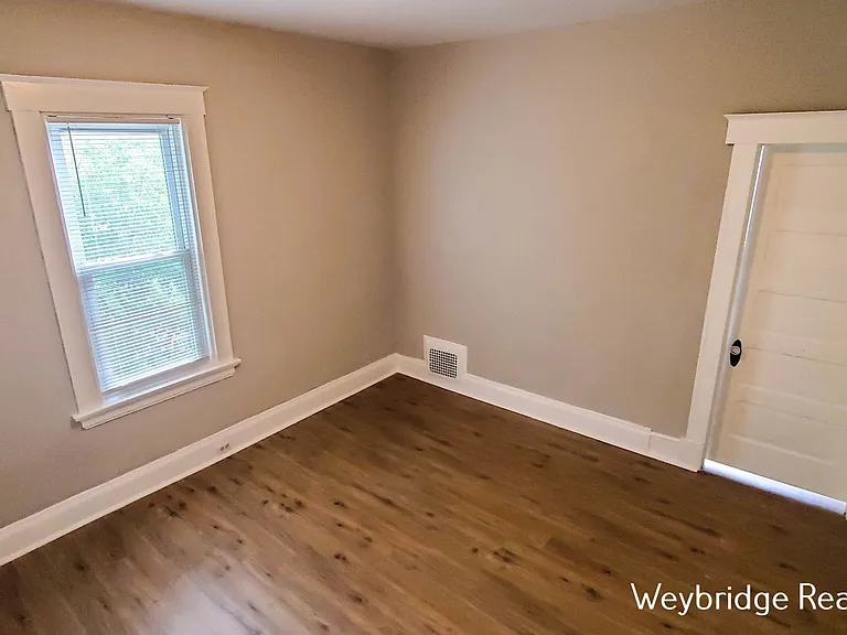 942 Mansion Ave — Photo 6