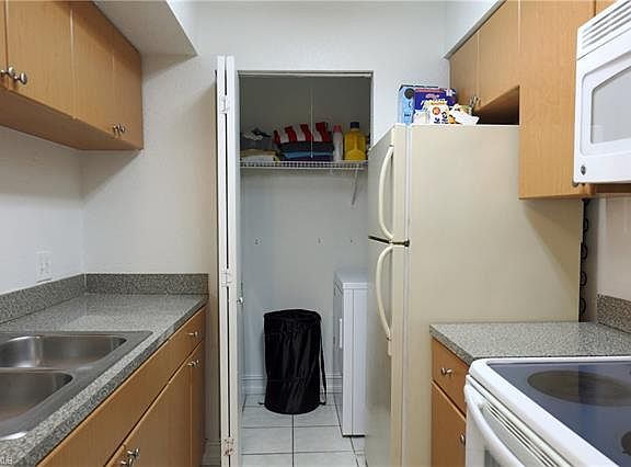 5th image of 2915 Winkler Ave APT 806