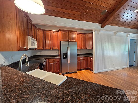 4th image of 1613 Southpointe Dr
