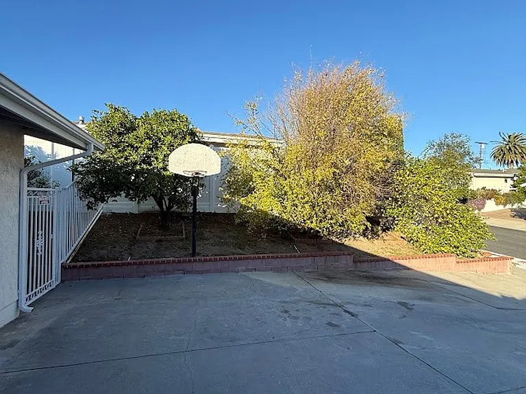 11725 Monogram Ave — Photo 3