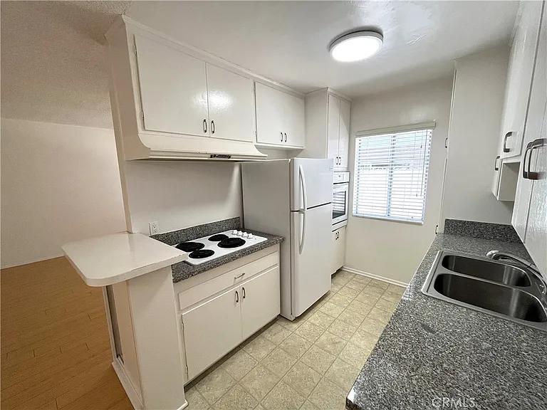 1933 Pelham Ave #3 — Photo 9