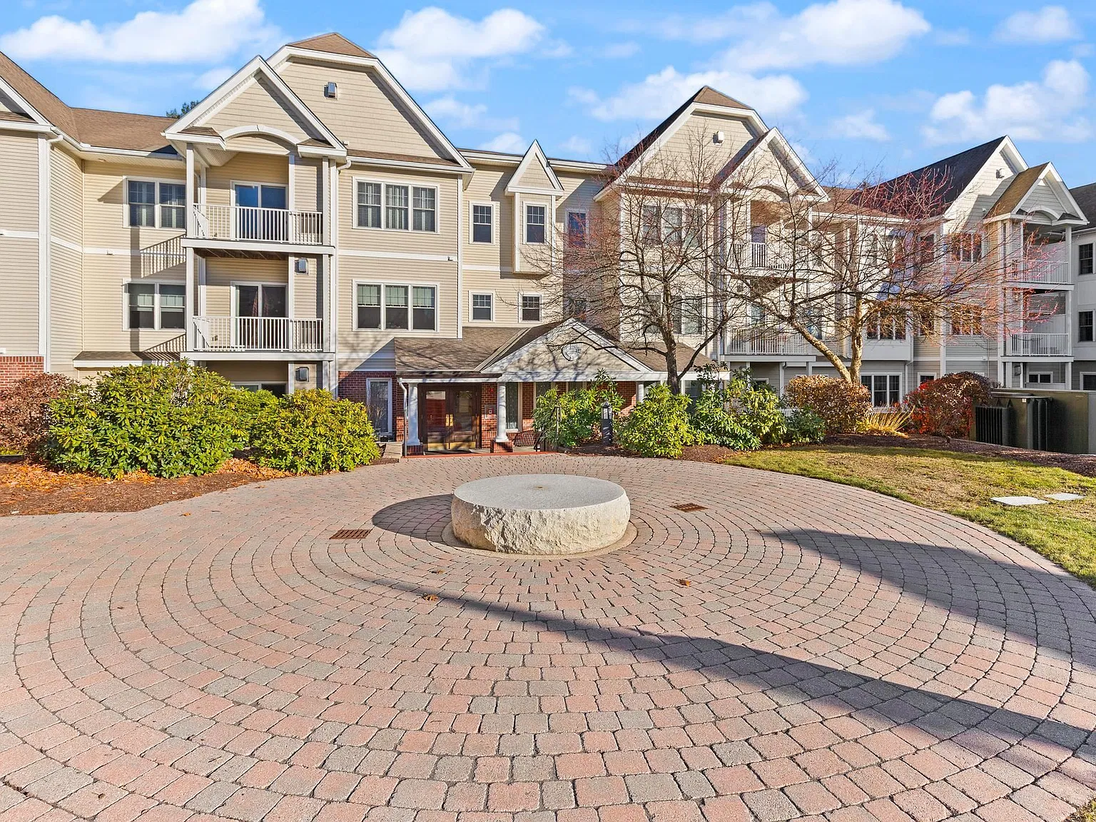 2 bed, 2.0 bath, 1300 sqft, $2,600 — Photo 1