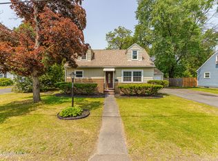 28 Anthony Ln, Colonie, NY 12205