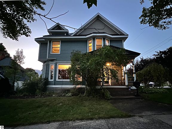 3rd image of 319 E Bremer St
