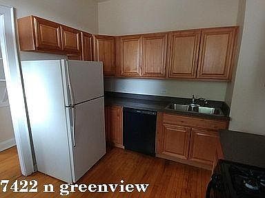 2nd image of 7422 N Greenview Ave #1627
