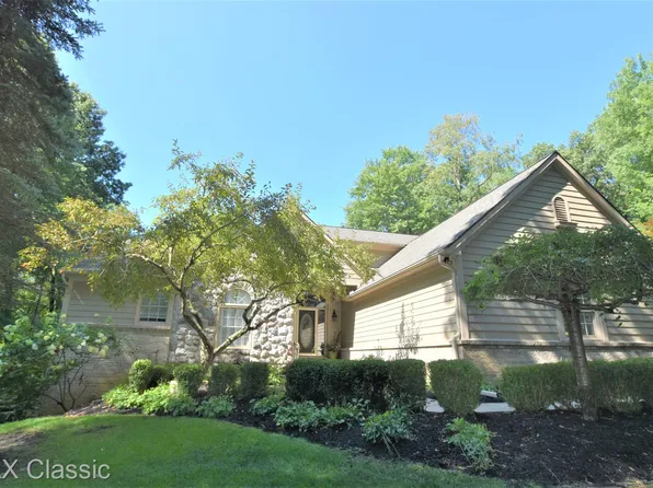 6070 Rosewood Pkwy, White Lake, MI 48383