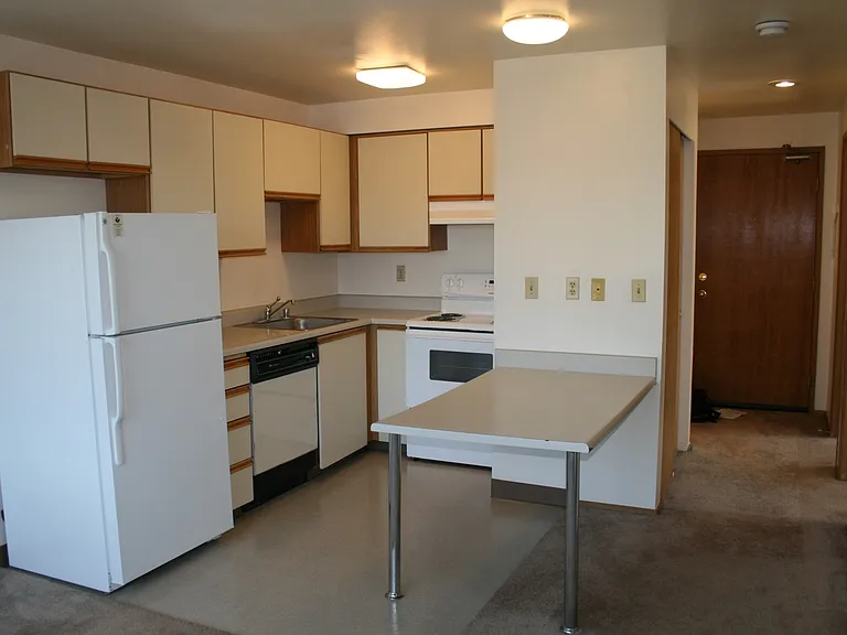 Adams Court Apartments — Photo 40