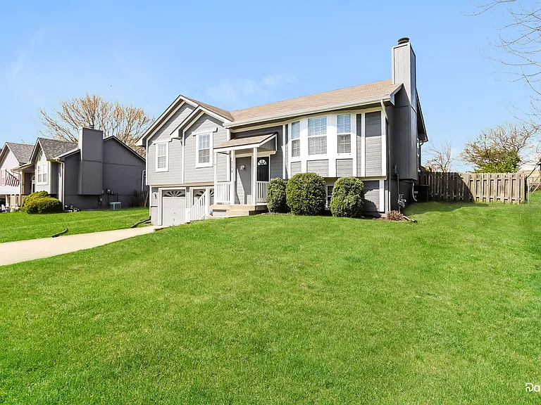204 S Darrowby Dr — Photo 2