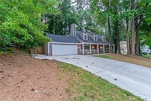 135 Barrington Dr E — Photo 1