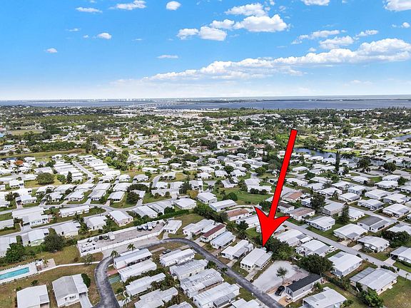 2nd image of 610 NE Tahiti Way