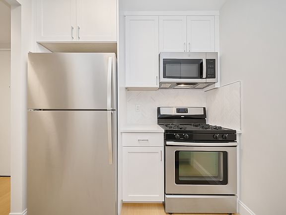 5th image of 160 Riverside Blvd APT 16C