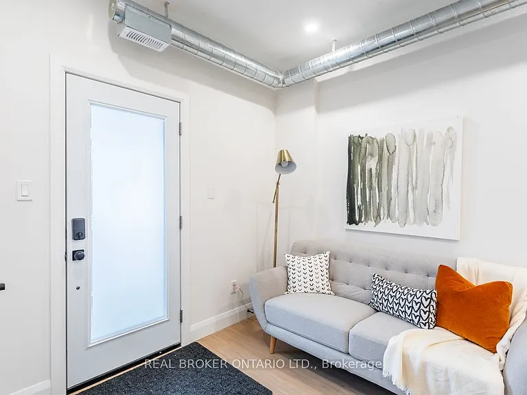 113 Catharine St N #1 — Photo 8