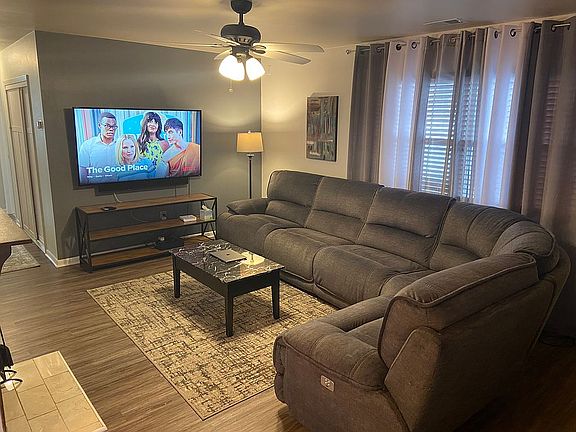 Living room (215 SQFT)