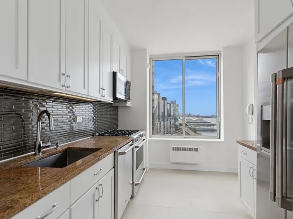 200 Riverside Boulevard 23A image 3 of 11