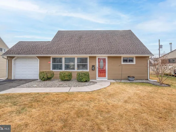 38 Vicar Ln, Levittown, PA 19054