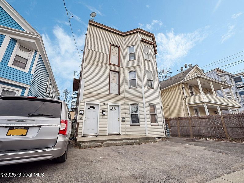 3rd image of 836 Bridge Street