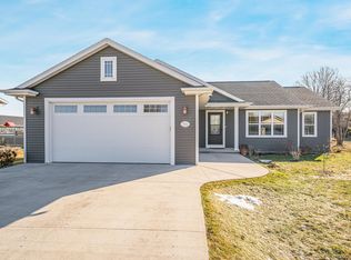 730 E Scott St, Omro, WI 54963