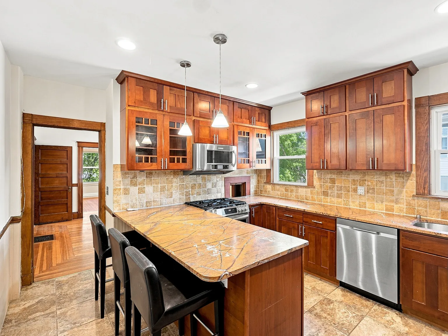 4 bed, 1500 sqft, $5,400 — Photo 1