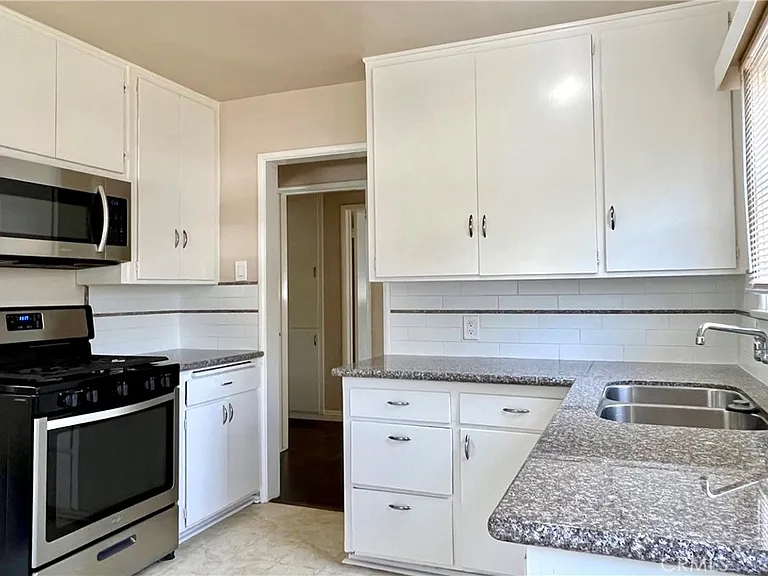 240 N Shamrock Ave — Photo 8