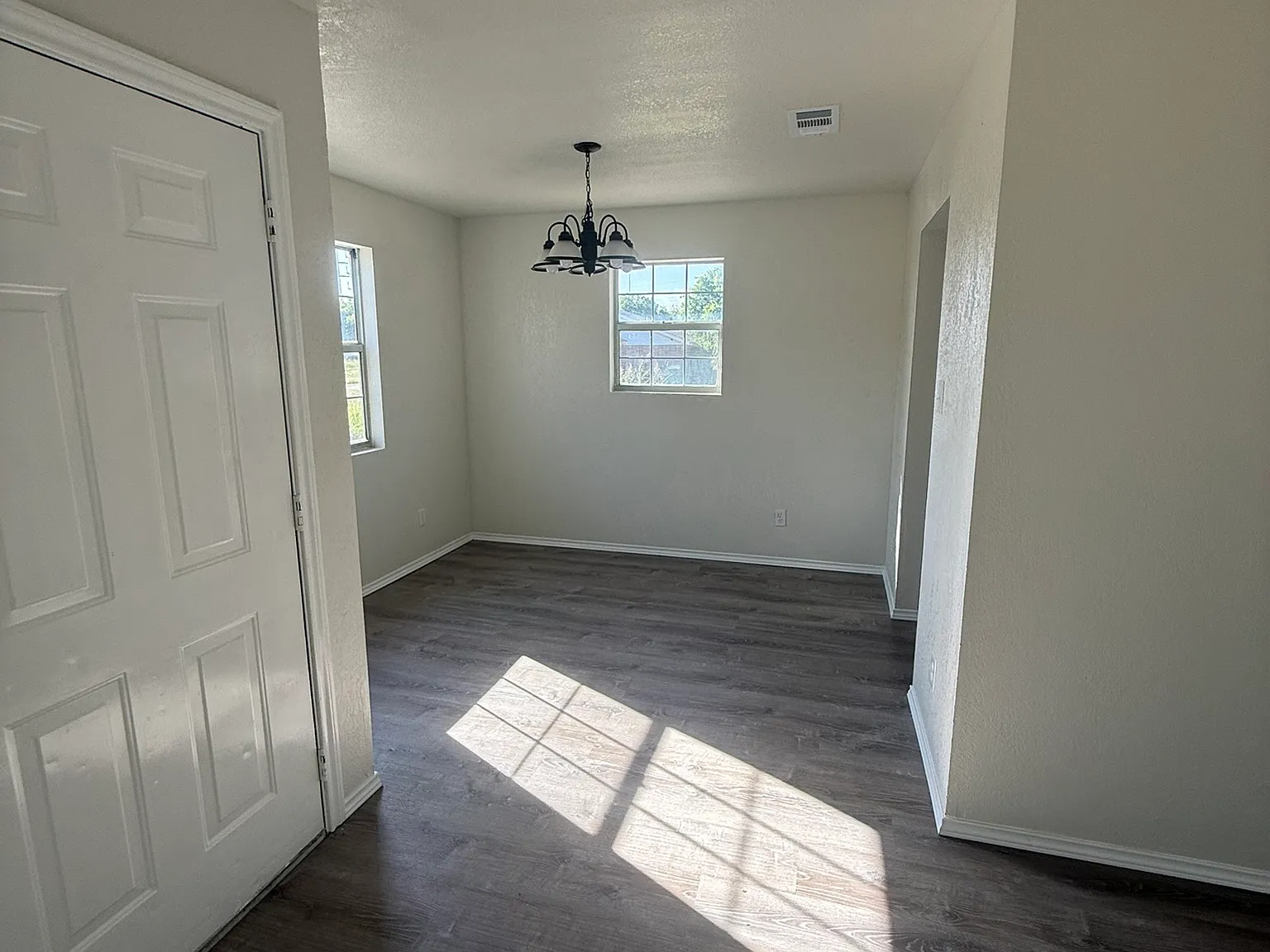 3 bed, 1119 sqft, $1,300 — Photo 4