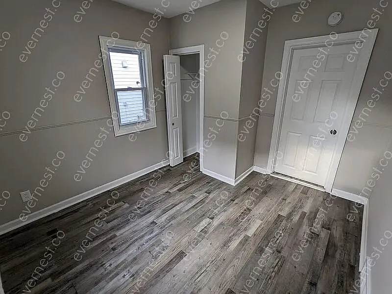 3 bed, 1.0 bath, 993 sqft, $1,547 — Photo 4