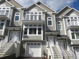 33 Arbor Gln, New Rochelle, NY 10801