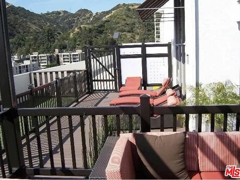 7250 Franklin Ave #901 — Photo 10