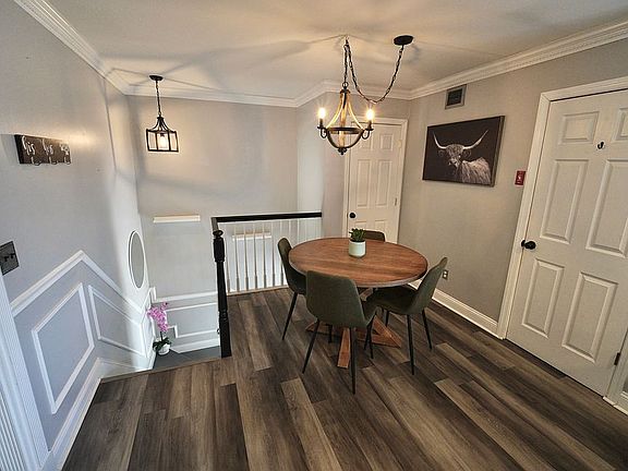 2nd image of 20 Pointe Cir S