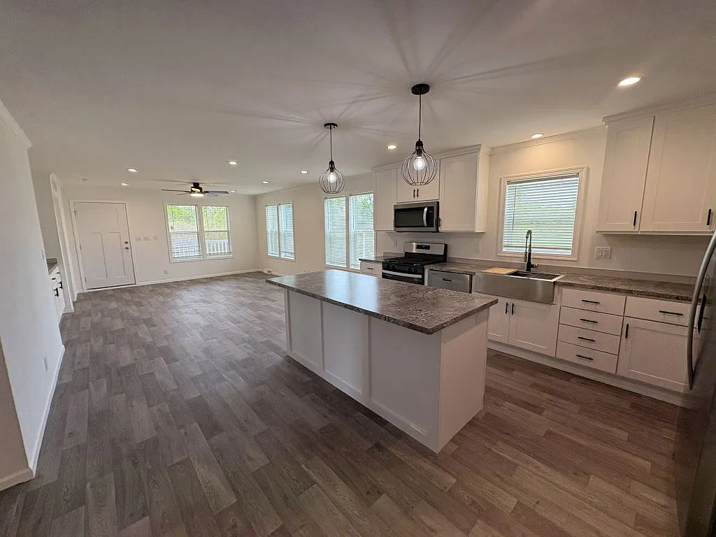 3 bed, 2.0 bath, 1502 sqft, $1,999 — Photo 4