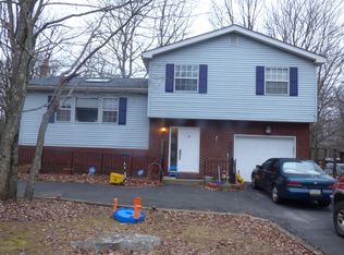 1137 Whitaker Rd, Bushkill, PA 18324