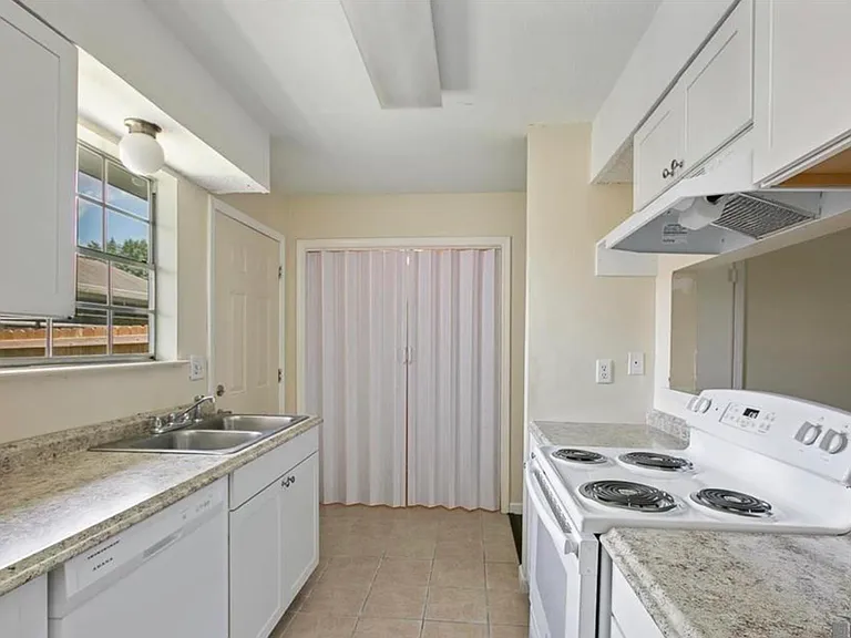 1757 Boulevard De Province #B — Photo 8