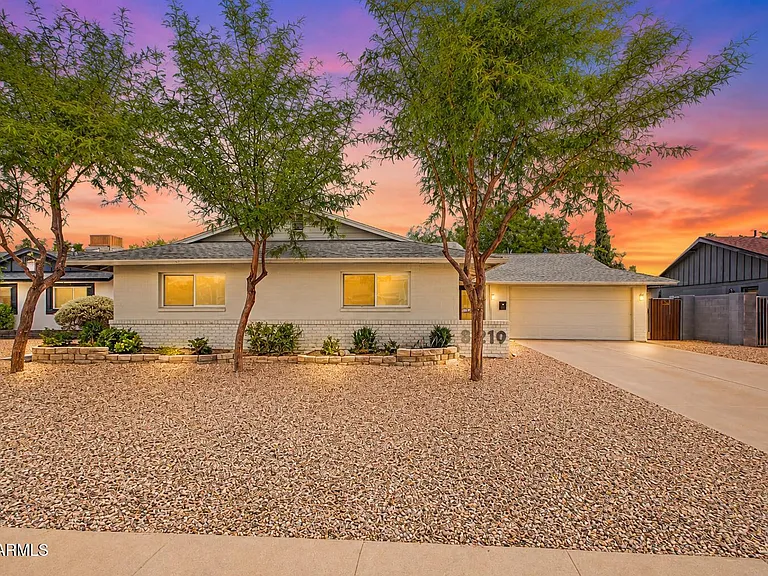 8219 E Valley View Rd — Photo 2