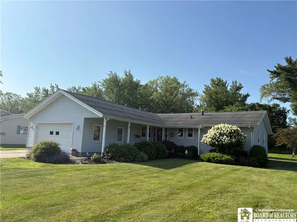 14 Sunset Dr, Fredonia, NY 14063