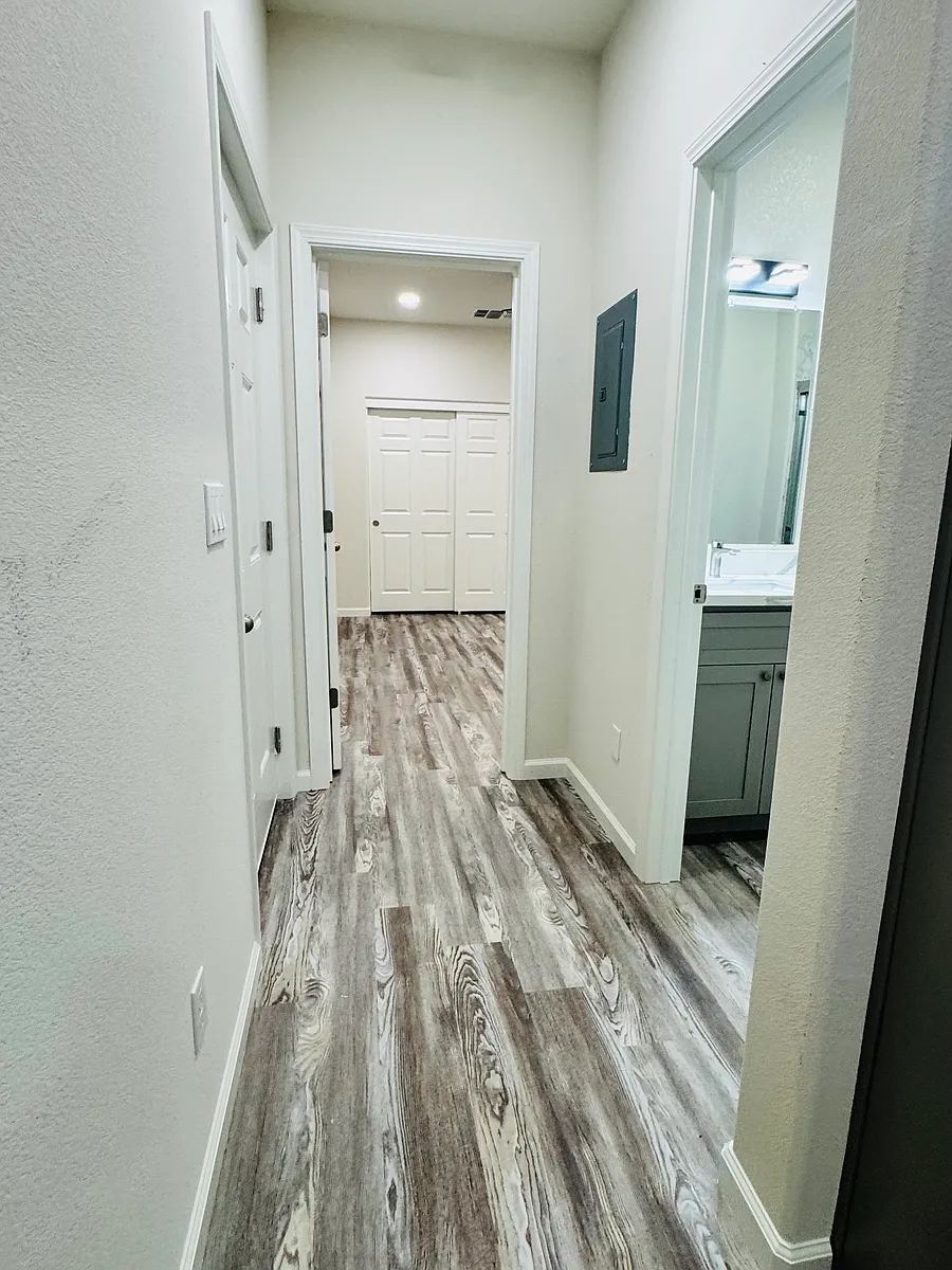 Entryway - 648 W Downey Dr