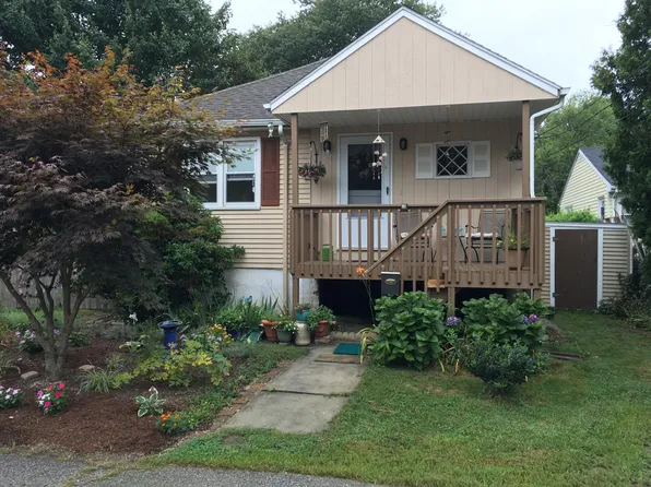 10 Lenox St, New London, CT 06320