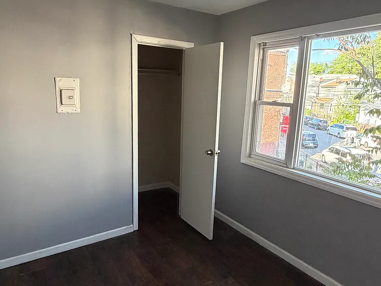 422-424 Jackson Ave #2L — Photo 4