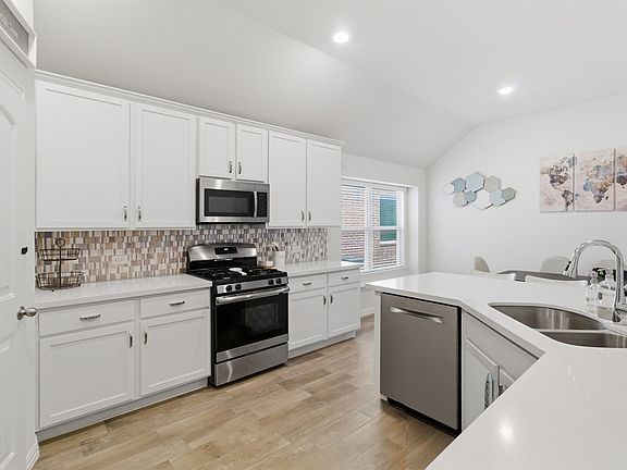 3rd image of 909 Blackhawk Dr