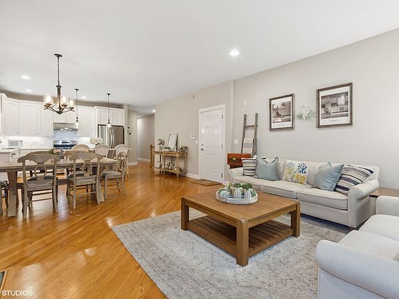 4th image of 1227 N Paulina St #1N