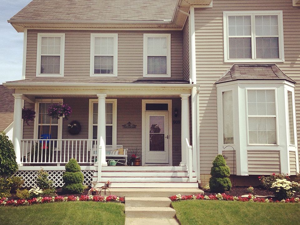 1st image of 909 Crescent Dr