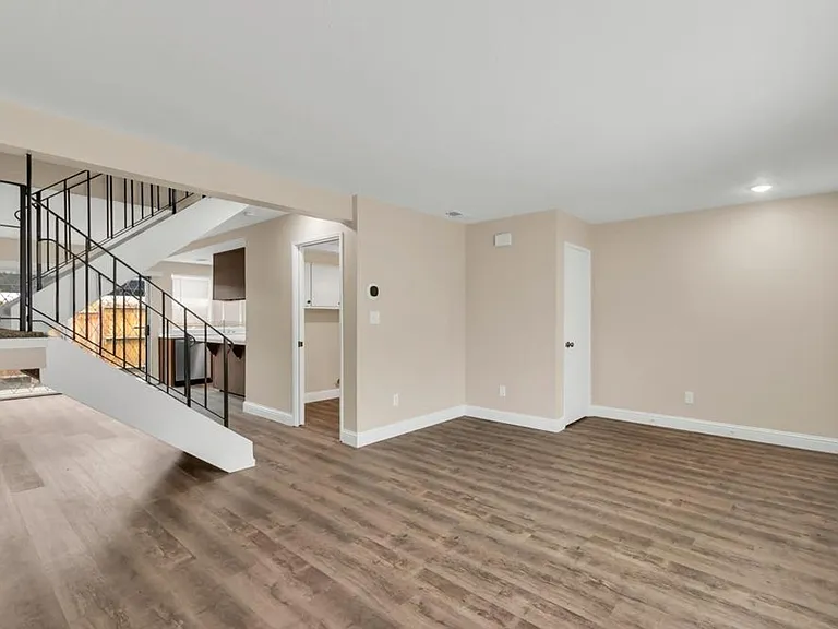 4082 Weymouth Ln — Photo 2
