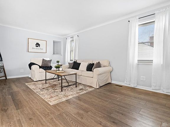 4th image of 341 E Melford Ave