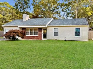 8 Fox Hollow Ln, Ridge, NY 11961