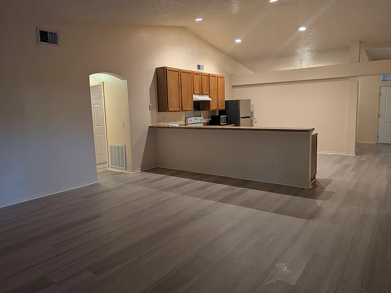 452 E Hillcrest St — Photo 2
