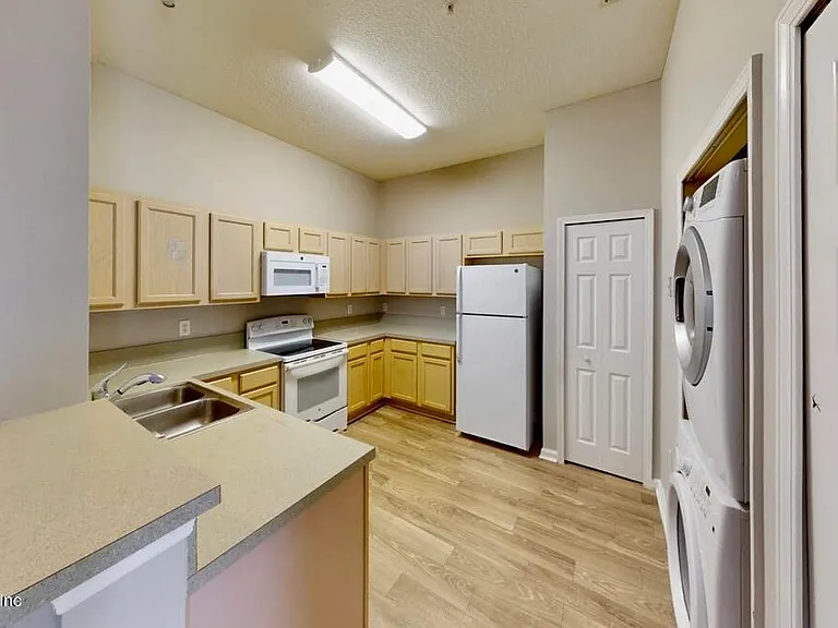 6100 Maggies Cir #102 — Photo 4